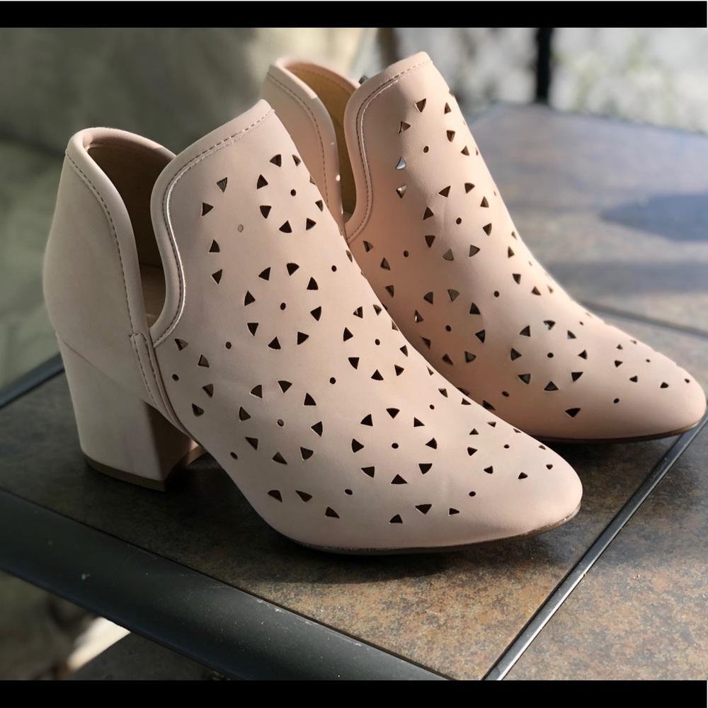 NWT: BLUSH CUTOUT BOOTIE